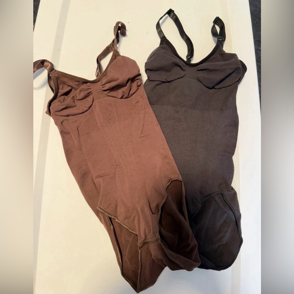 2- SKIMS SEAMLESS SCULPT
BRIEF BODYSUITS Onyx & Cocoa